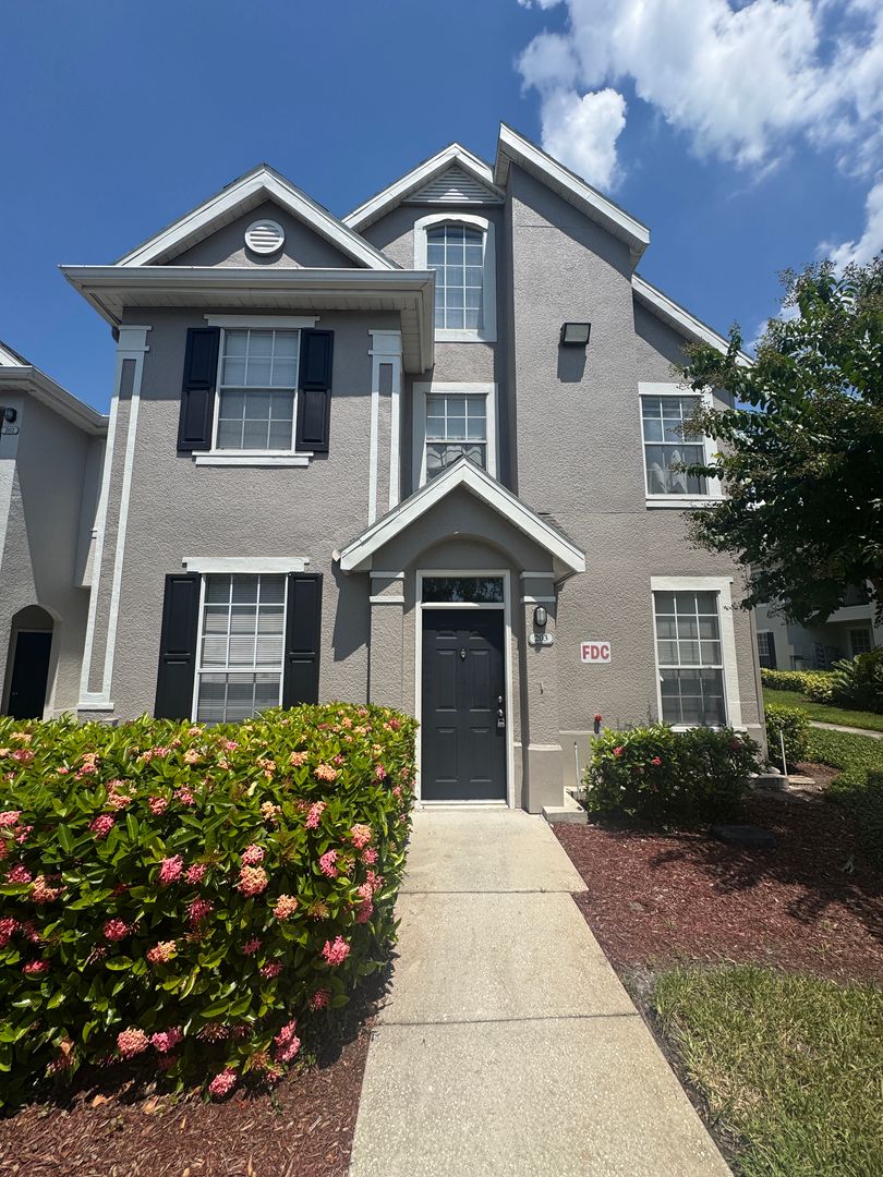 Orlando House: 9157 Lee Vista Blvd.