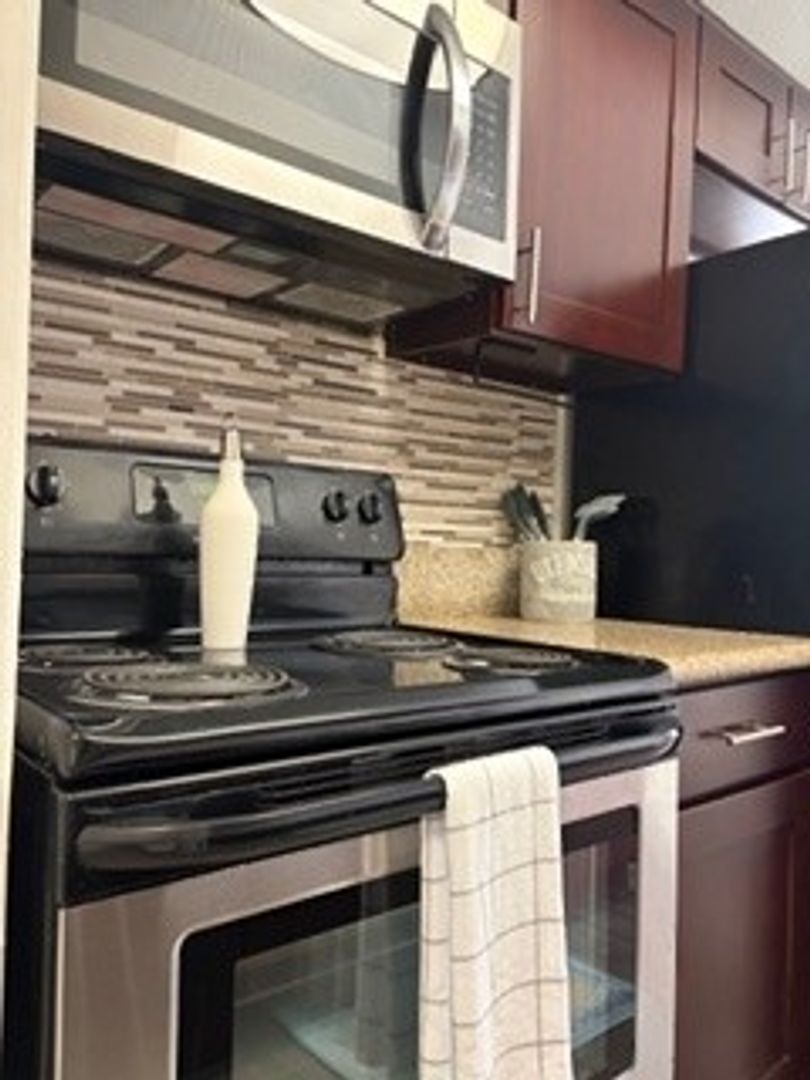 Long Beach Apartment: 425 North Lime Avenue