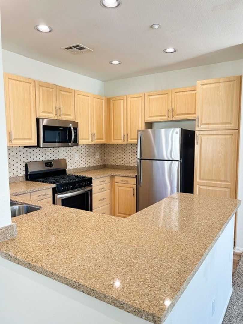 Ventura Apartment: 930 Pacific Strand Place