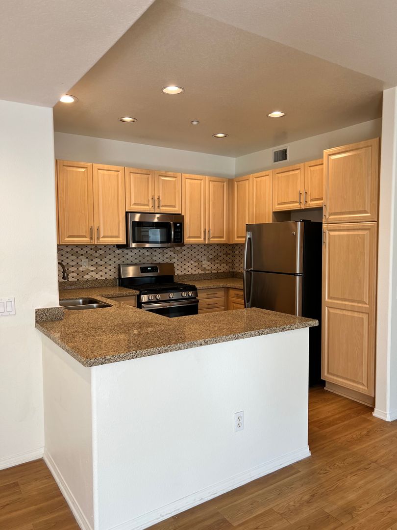 Ventura Apartment: 930 Pacific Strand Place