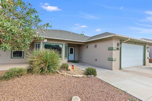 3 Bedroom, 3 Bath Home near Golf Course – photo 1
