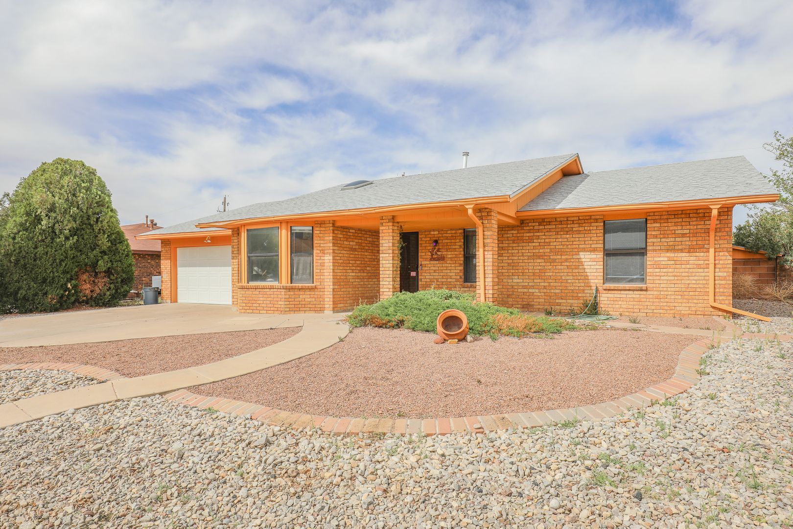 Alamogordo House: 107 Sunrise Ave