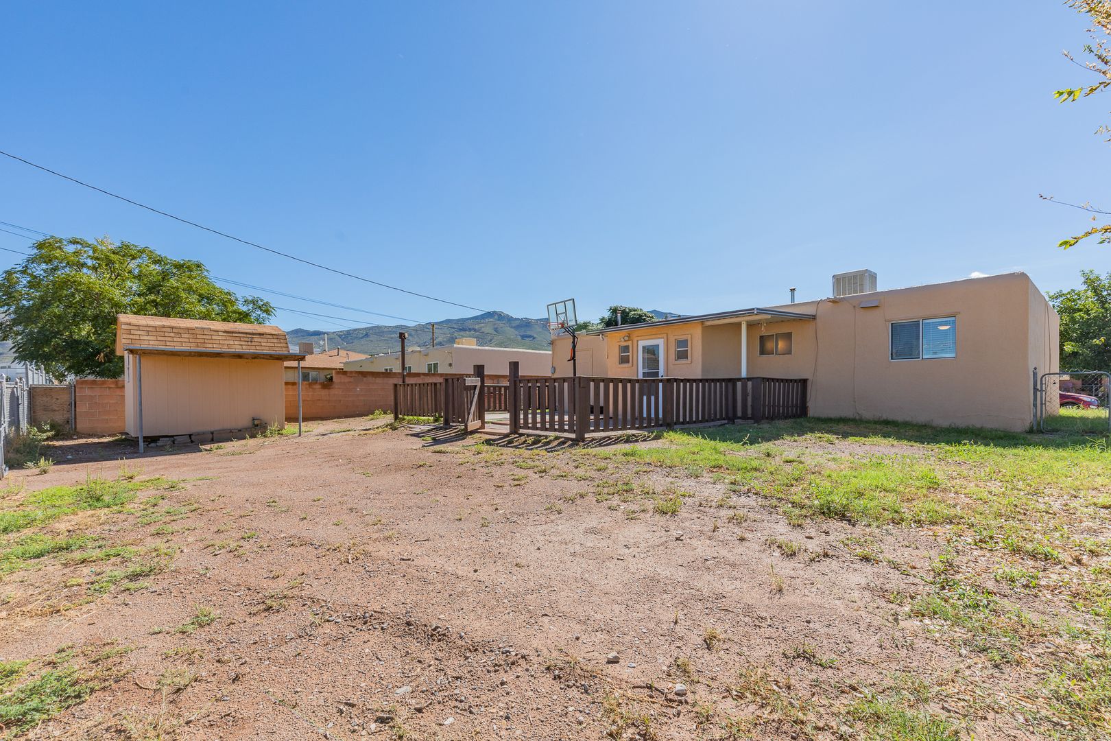 Alamogordo House: 2105 Bellamah Dr