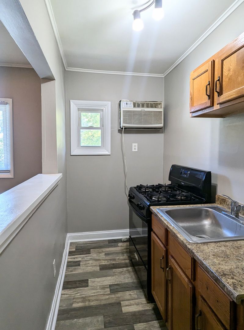 Joliet Apartment: 832 Richards St