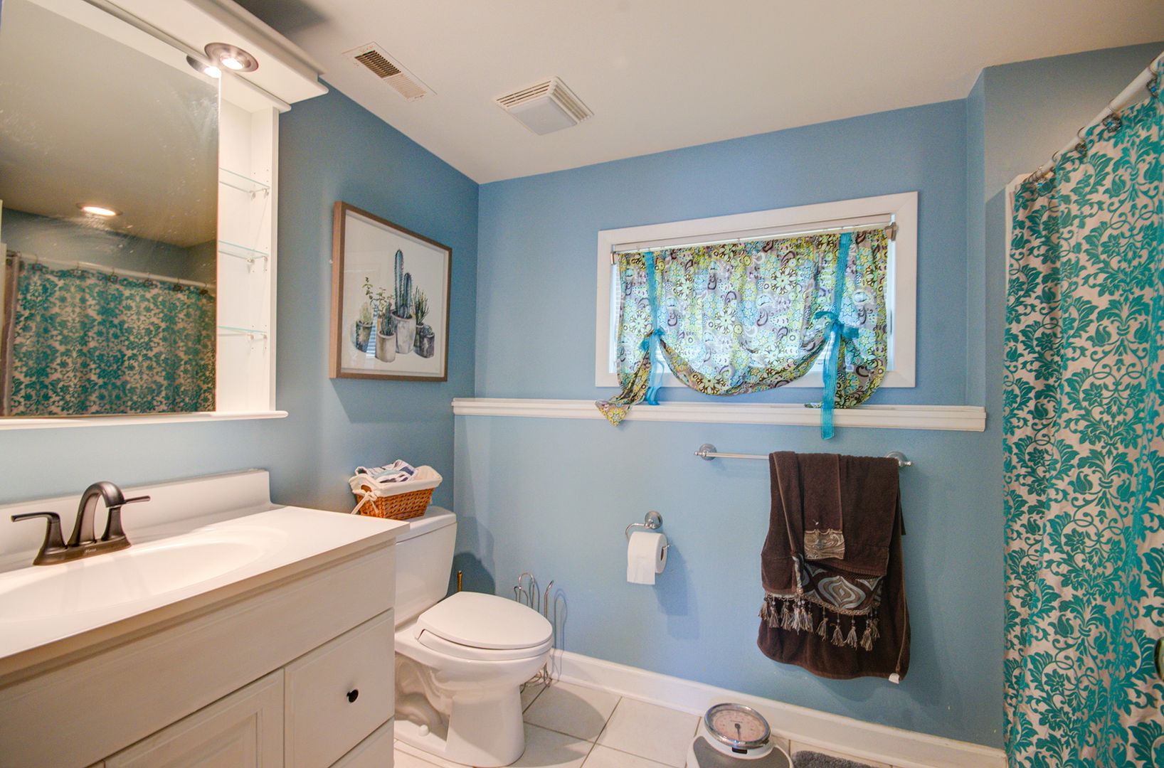 Large 4 bd 4 ba home North Downers Grove