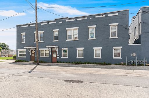 2 bd 1 ba 2nd floor apartment Joliet