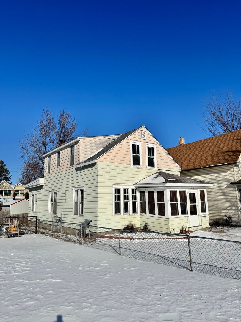 St. Paul Apartment: 1021 Charles Ave