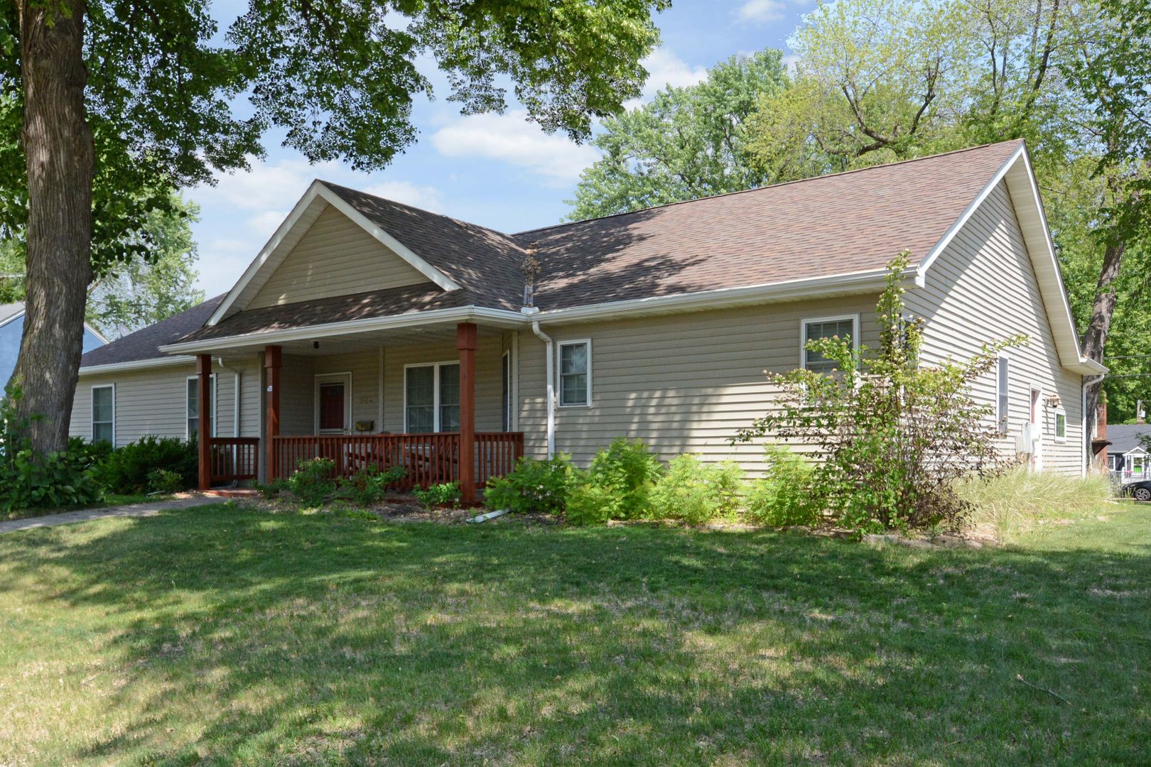 South St. Paul House: 504 15th Ave N