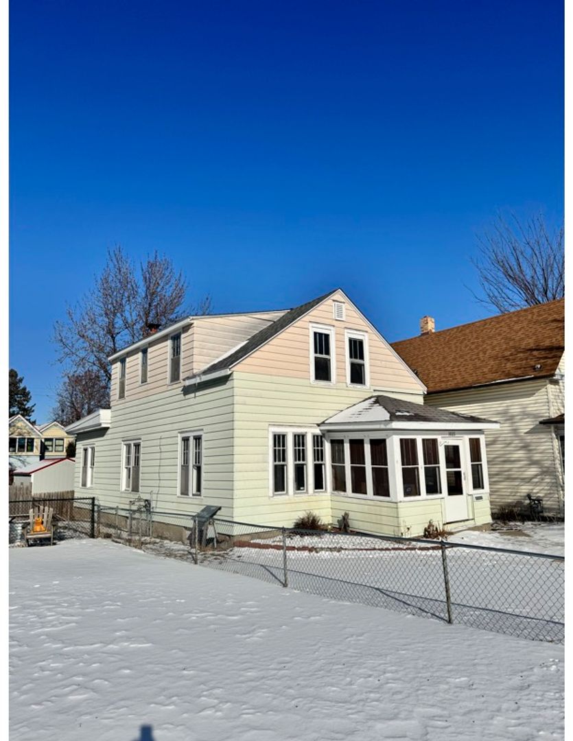 St. Paul Apartment: 1021 Charles Ave