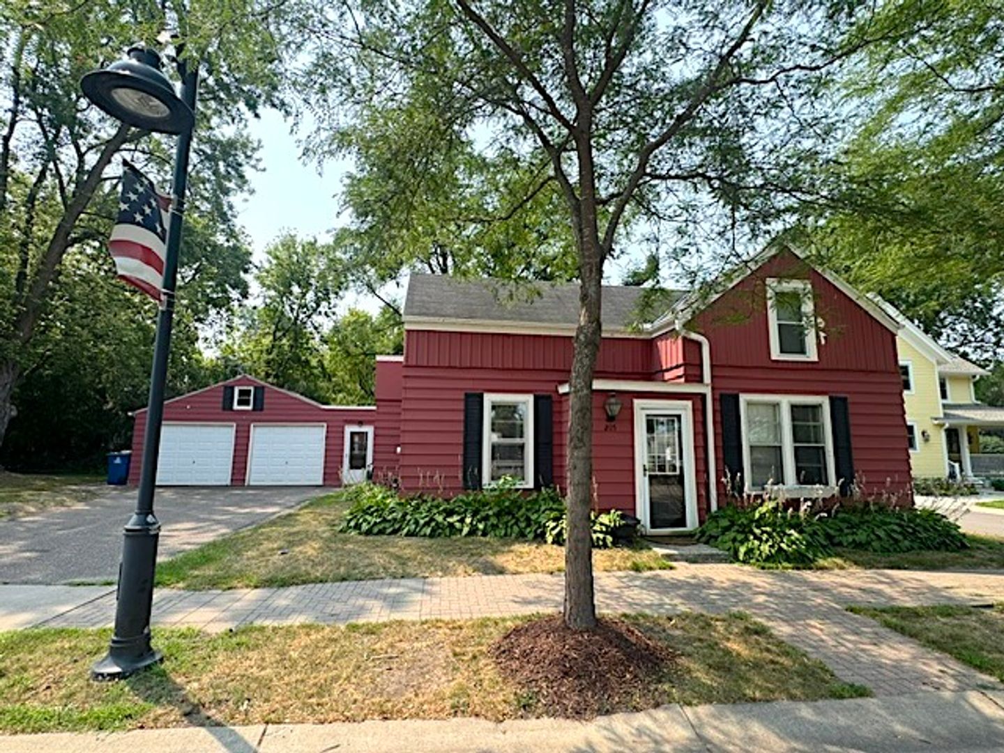 Hamel House: 205 Hamel Rd