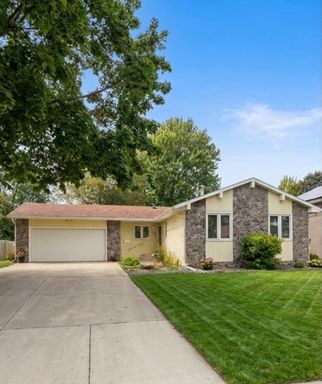 3 Bed 1.5 Bath Home For Rent in Mankato, MN! – photo 1