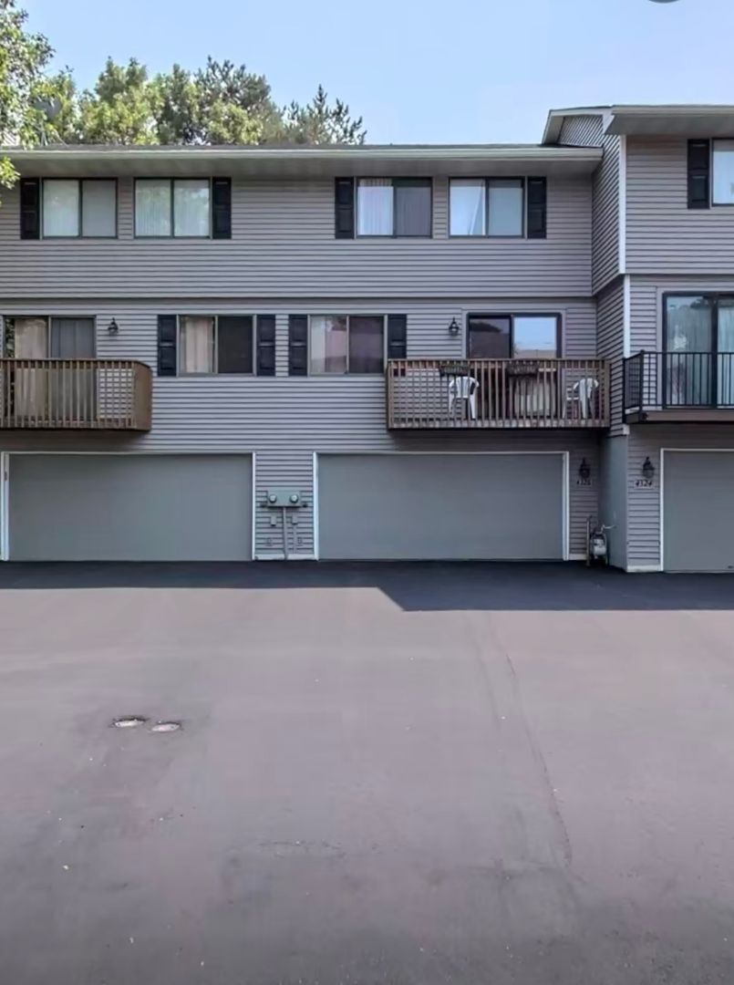 Shoreview Townhome: 4326 Chatsworth St. N.
