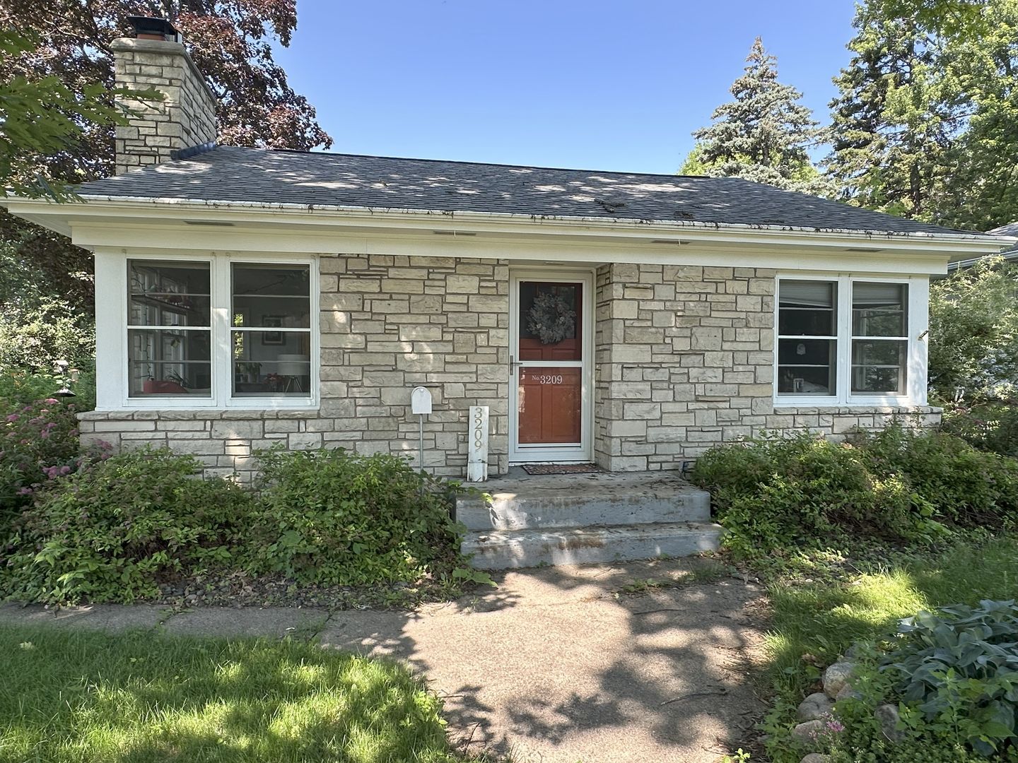 Robbinsdale House: 3209 Chowen Ave N