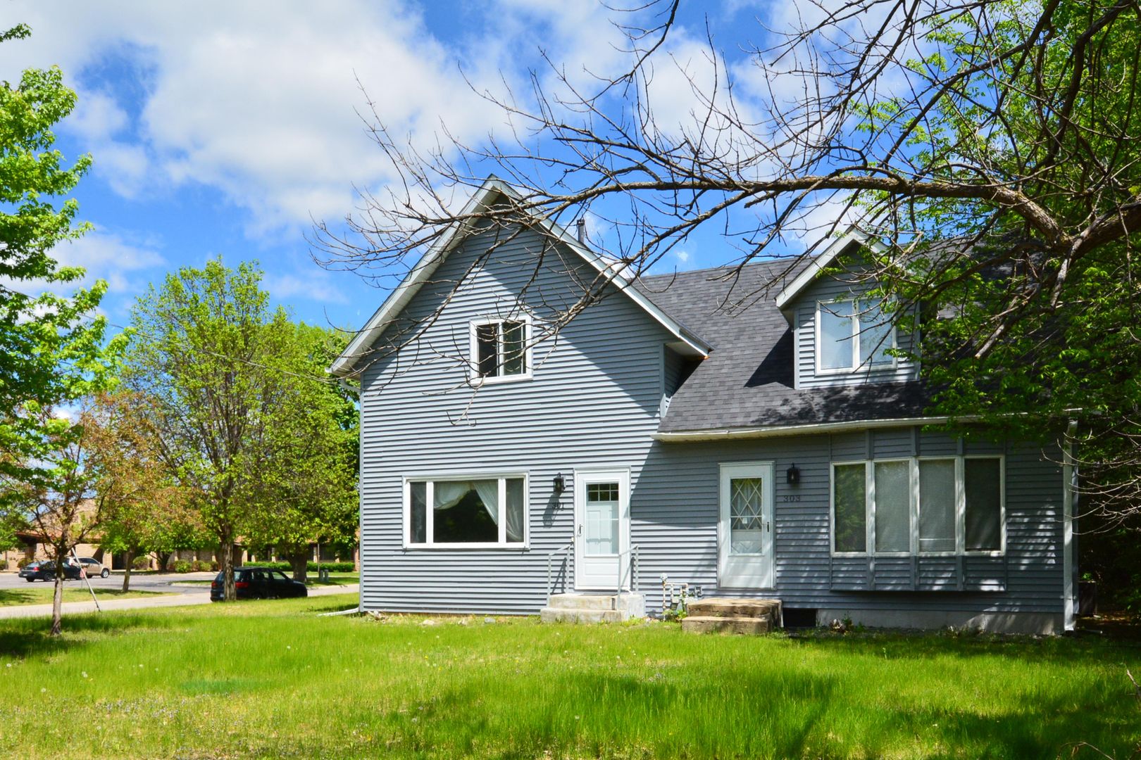 Monticello House: 301 E 3rd St