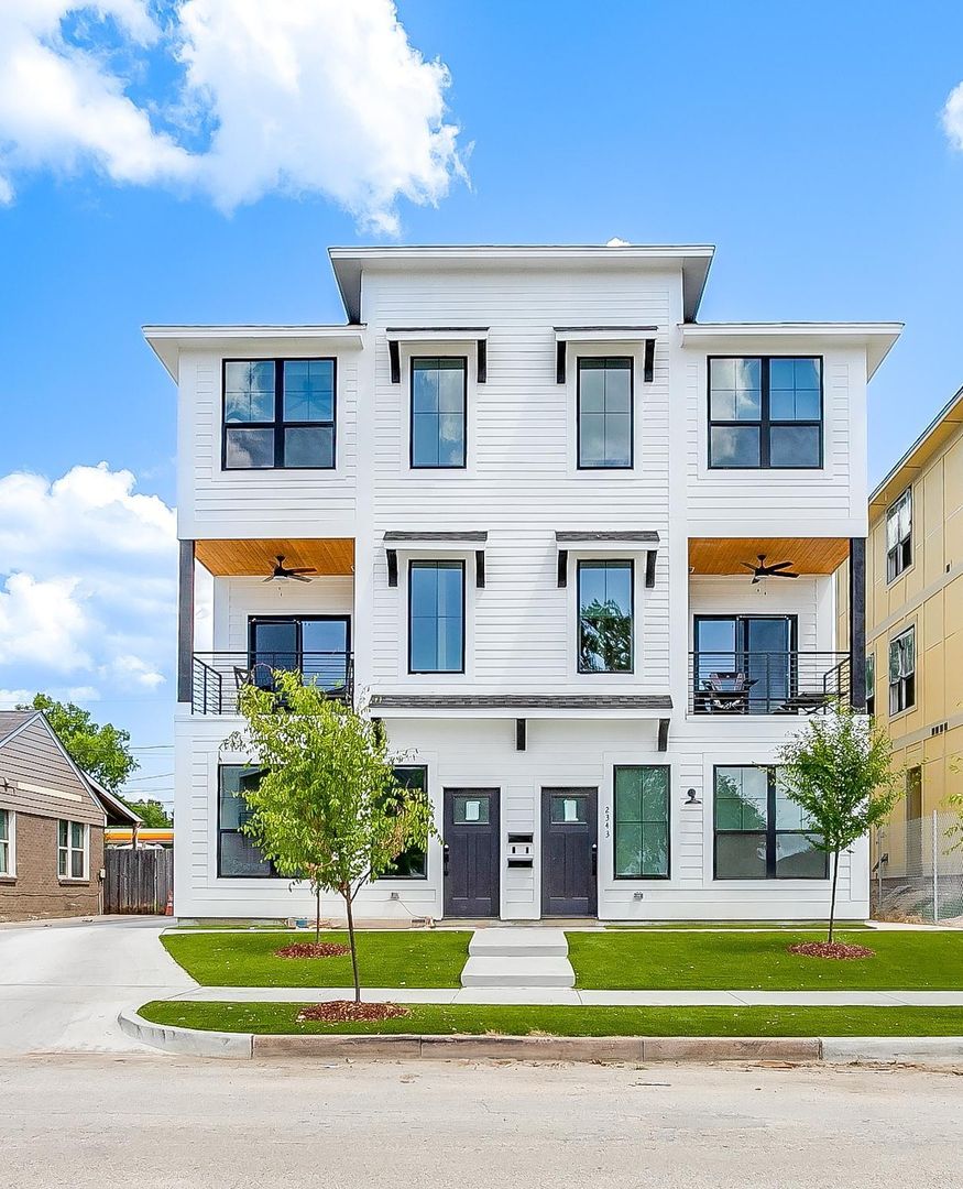 Fort Worth Apartment: 2347 Benbrook Blvd
