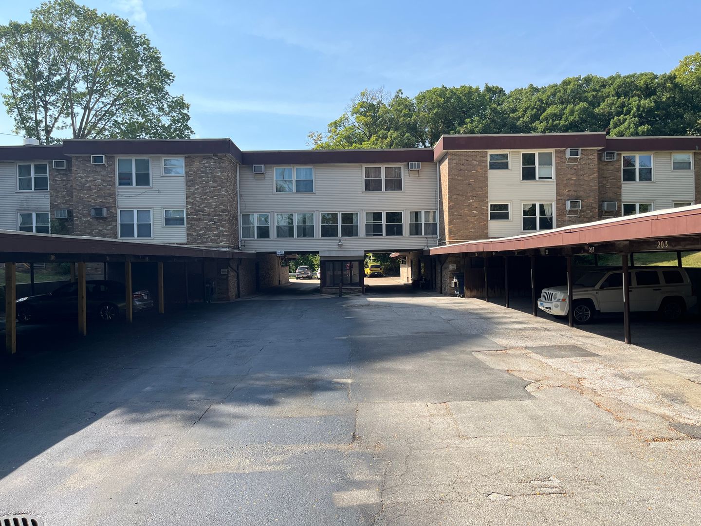 Rock Island Apartment: 2920-3000 24th St