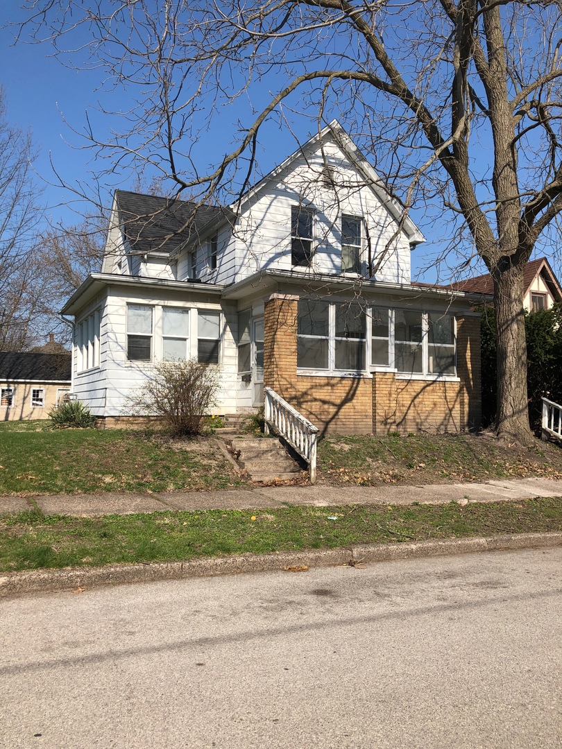 Moline Apartment: 2333 5th St.