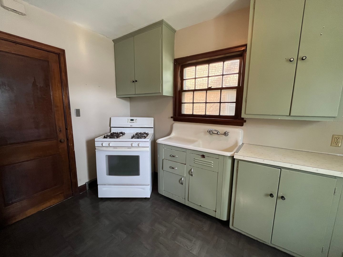 Rock Island Apartment: 1906 24th St
