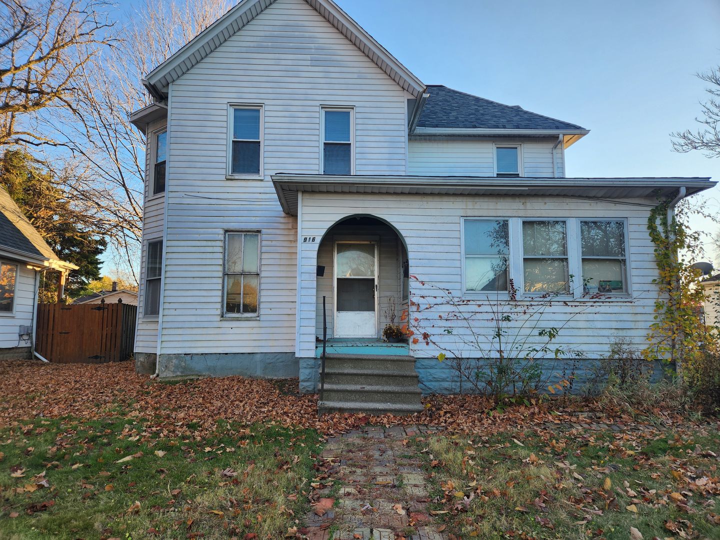 Moline Apartment: 916 12th Ave