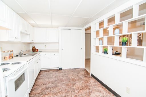 Spacious two-bedroom apartments with a parking garage, secured entry, and convenient proximity to downtown – photo 1