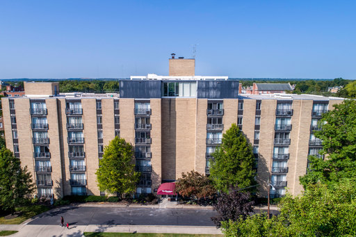 Conveniently located 1 BD 1 BA apartments! off street parking, great views next to downtown – photo 1