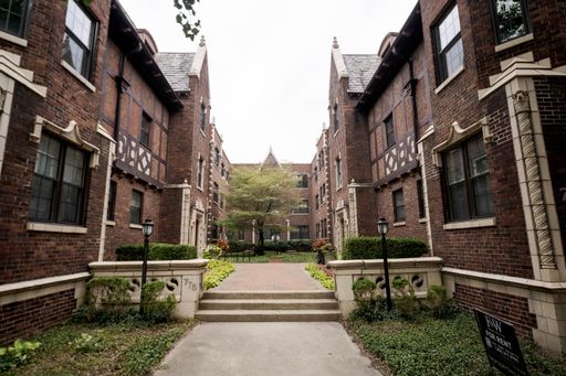 English Tudor style building with Lush Courtyard on E. Broad Street Near Downtown. – photo 1