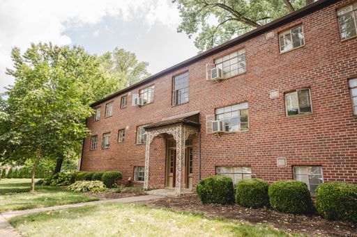 Clifton Woods Apartments; Two Bedroom, Non-Smoking near Franklin Park – photo 1