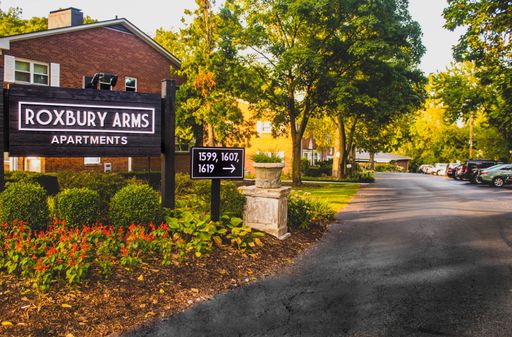 Marble Cliff Village, Roxbury Arms Apartments – photo 1