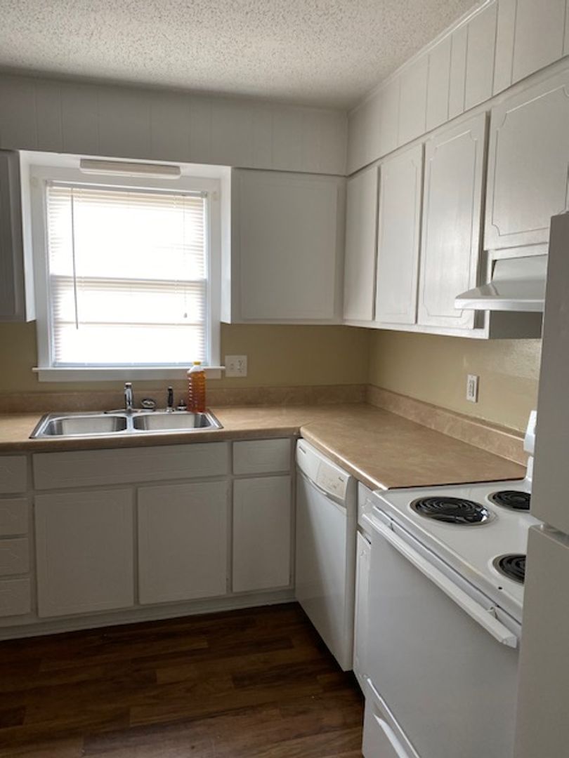 Warner Robins Apartment: 907 Corder Road