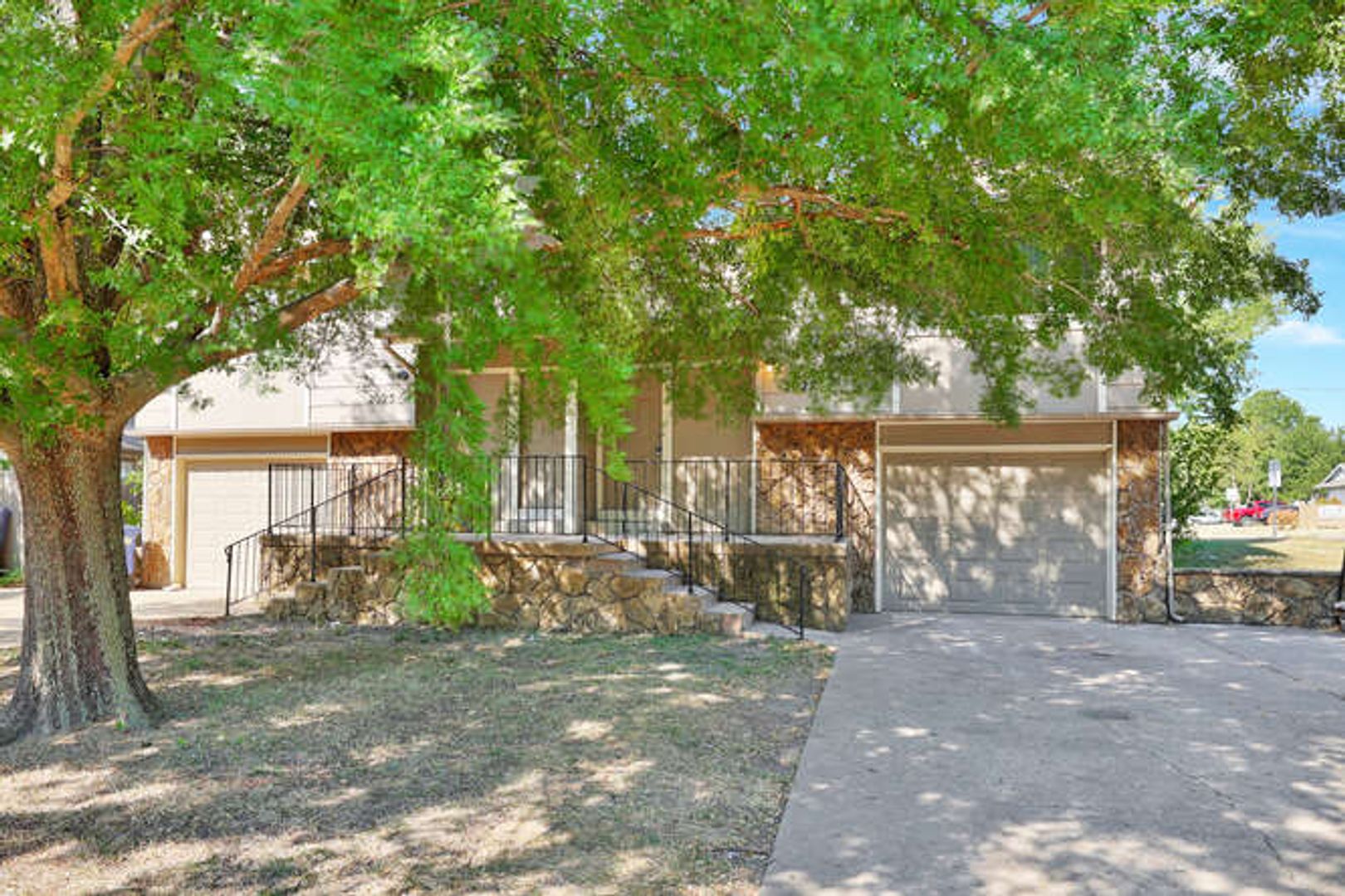 Derby Apartment: 2025-2027 N. Rosewood Ct.