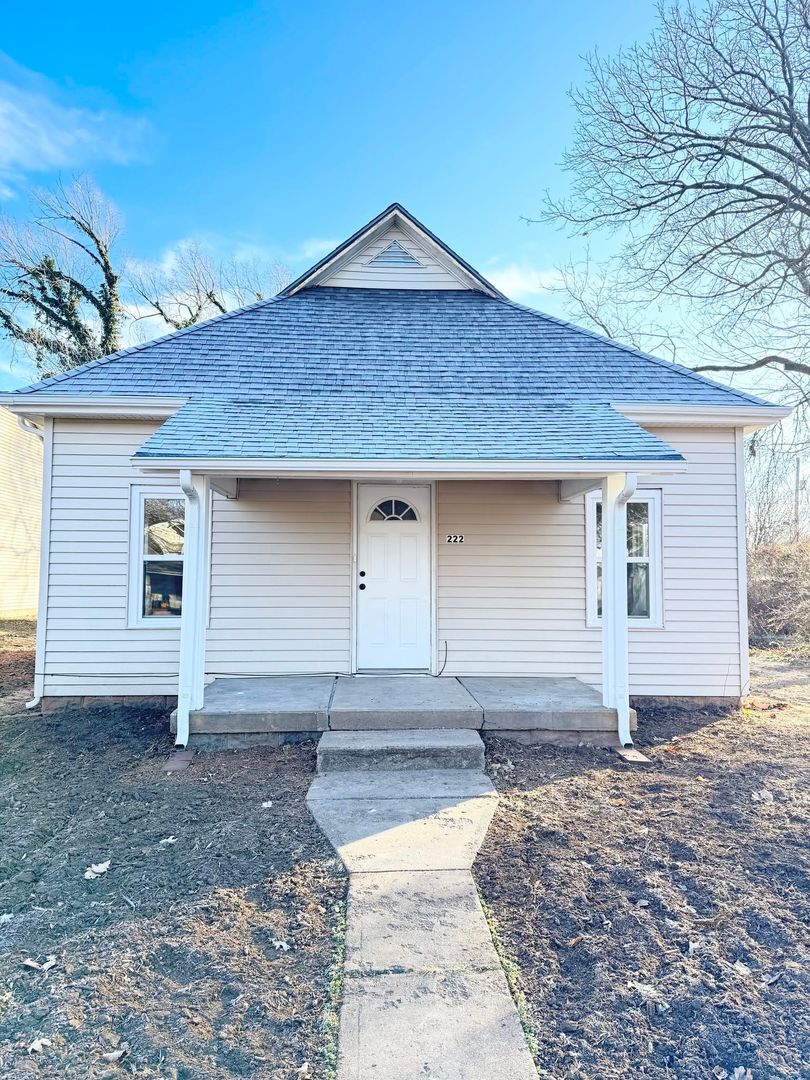 Clearwater House: 222 Lee Ave