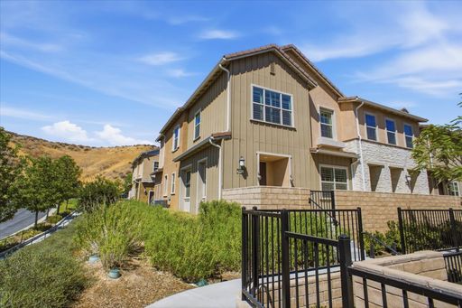 Beautiful 3-Bedroom End-Unit Townhome with Loft in Concord at River Village – photo 1