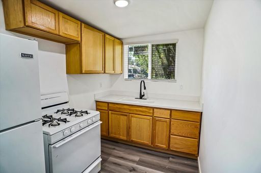 Beautiful 1+1 located in the Newhall Mobile Home Park!