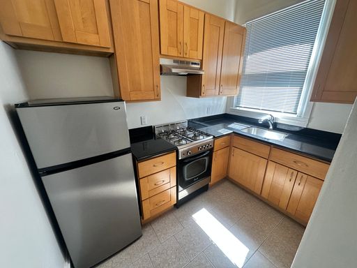 Updated 1BR in Lower Nob Hill with Hardwood Floors & Shared Laundry – photo 1