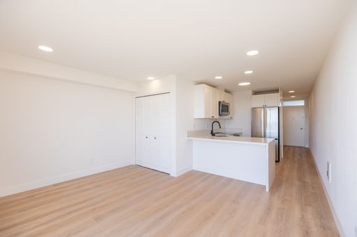 Beautiful Top Floor 1BR in Upper Mission | Gorgeous Views, In Unit Laundry, Amazing Location! – photo 1