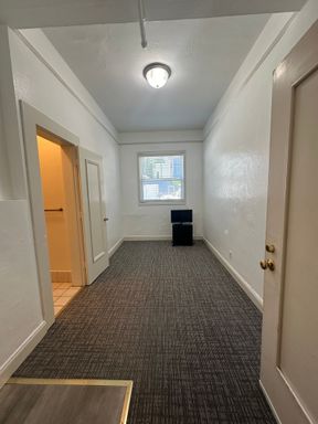 SRO w/ Mini Fridge, Microwave and Shared Courtyard in Cole Valley Available! – photo 1