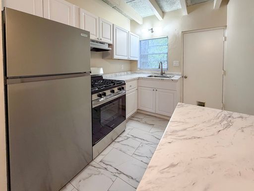 Pet Friendly 2/1 Downtown Apartment - Available Now! Leasing Incentive! – photo 1