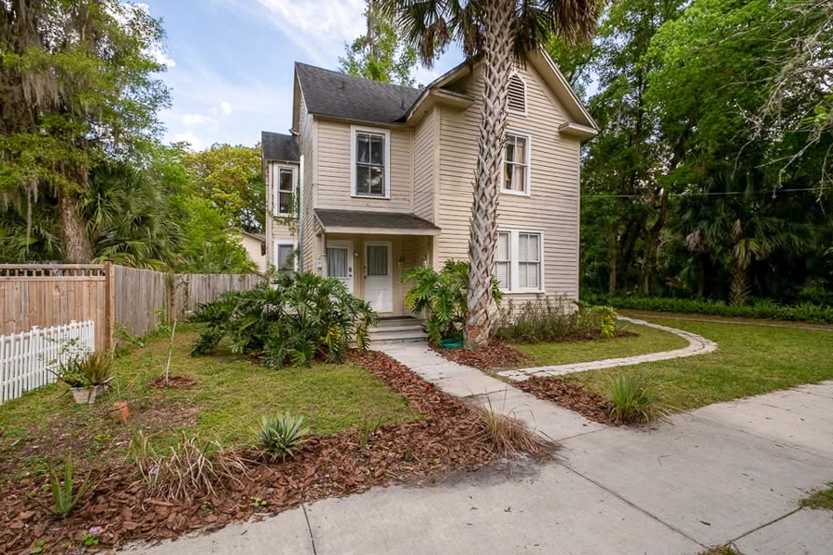 Gainesville Apartment: 121, 123, 125 NE 8th Street