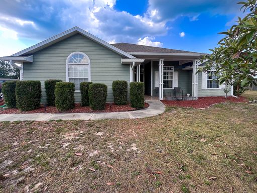 Pet Friendly 3BR/2BA Home on 1 acre in SW Gainesville - available Mid-October! *Approved Application* – photo 1