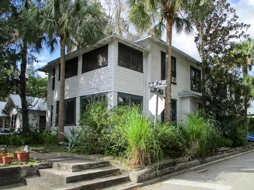 2/1 Apartment in Historic Duckpond Area! Available Mid-August! – photo 1