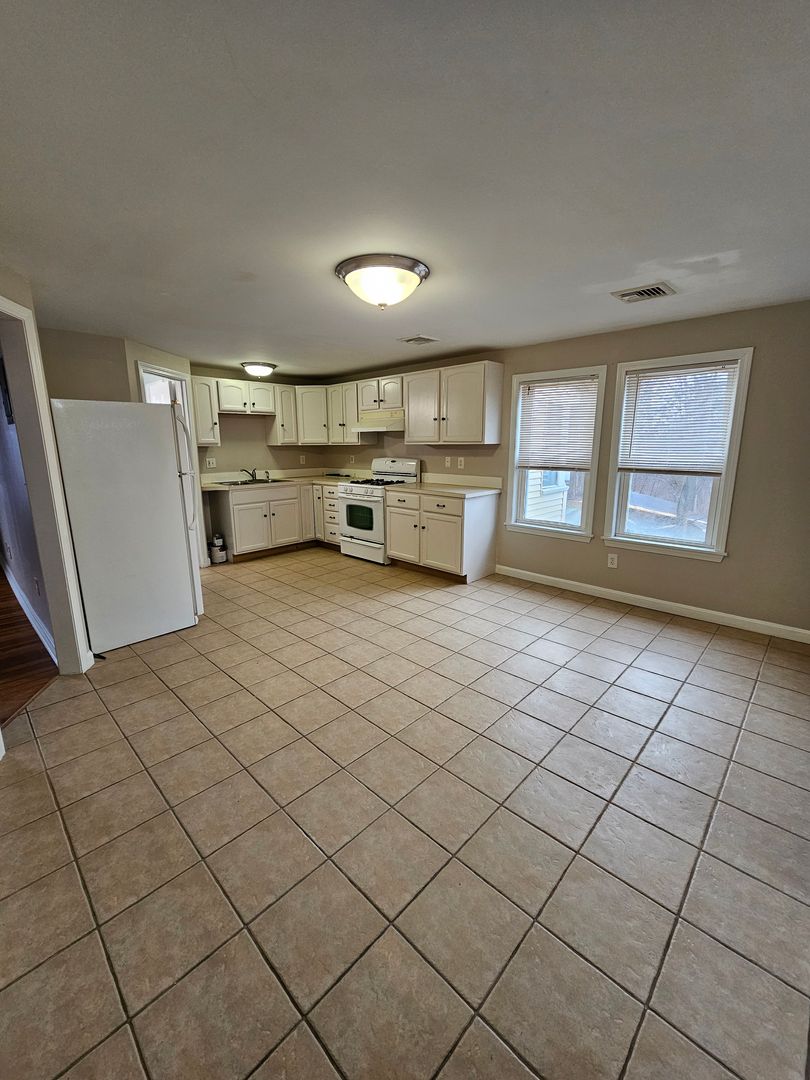 Manchester Apartment: 76 Congress St