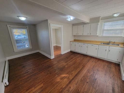 Single Family Home w/off-street parking – photo 1