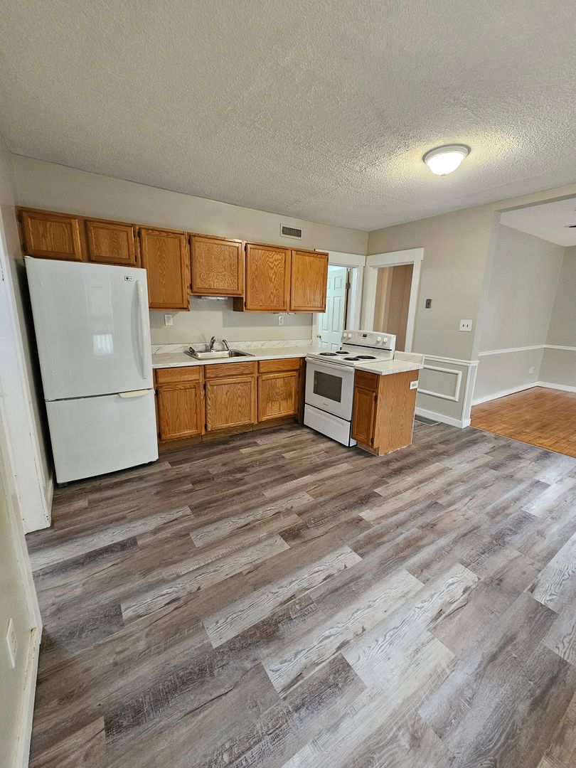 Manchester Apartment: 106 School St