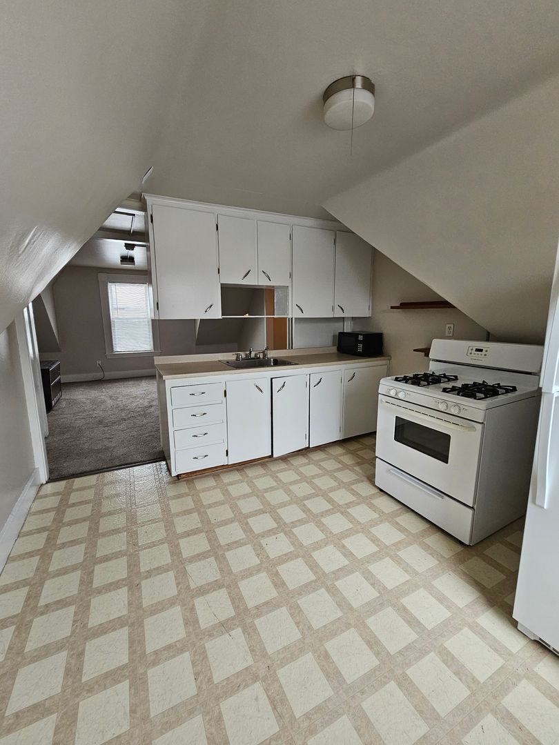 Manchester Apartment: 260 Laurel St