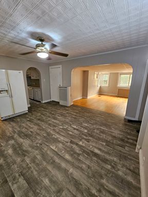 Spacious 2 Bedroom/ 1 Bathroom on First Floor – photo 1