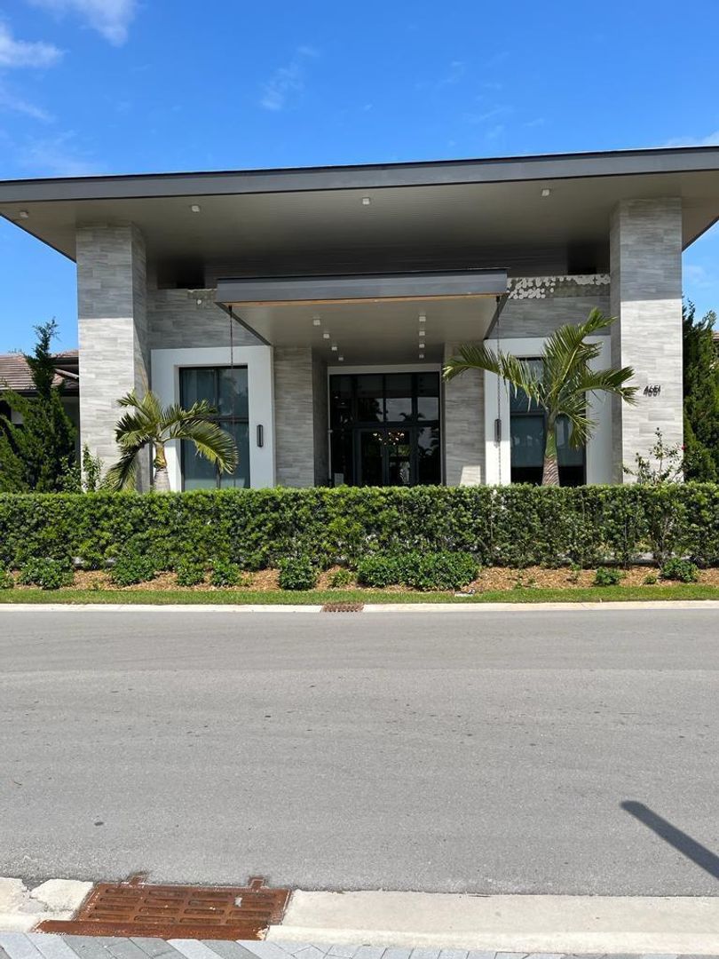 El Doral House: 8001 NW 41st Unit 405