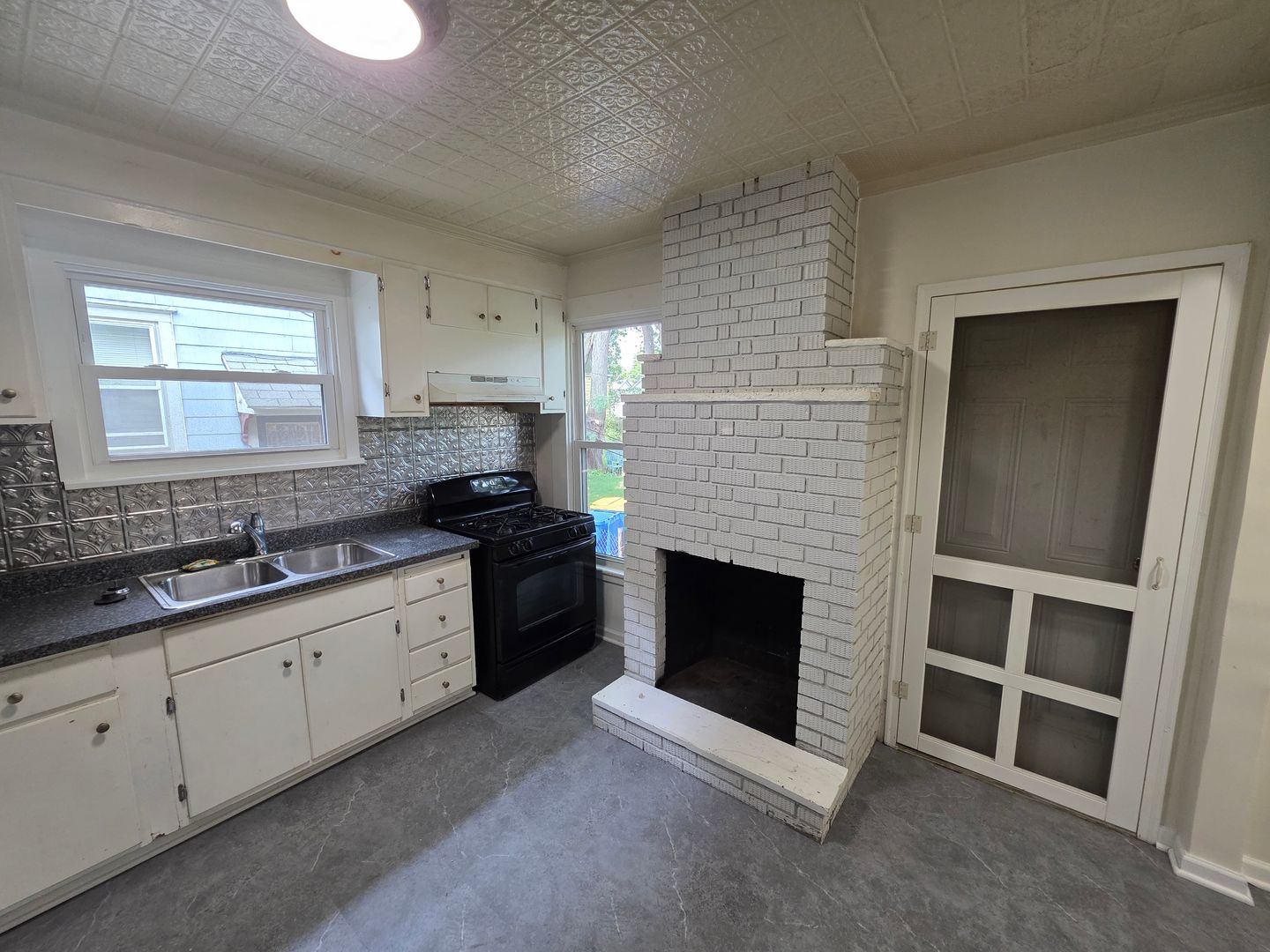 South Wedge Large 2 Bedroom Half House 1st Fl Floor Avail Mid October