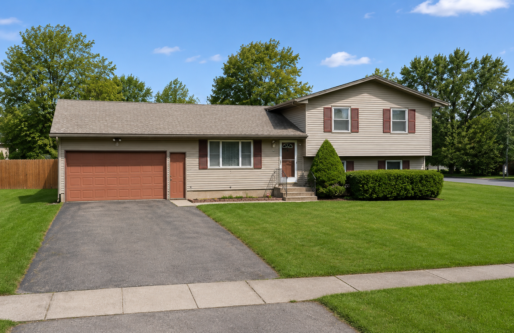 Rochester House: 41 Capri Dr