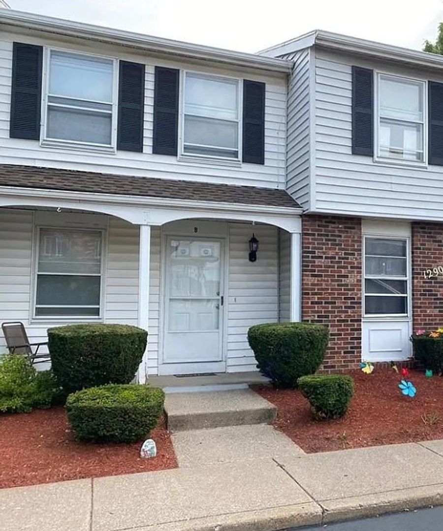 Rochester House: 1290 Emerson Street B