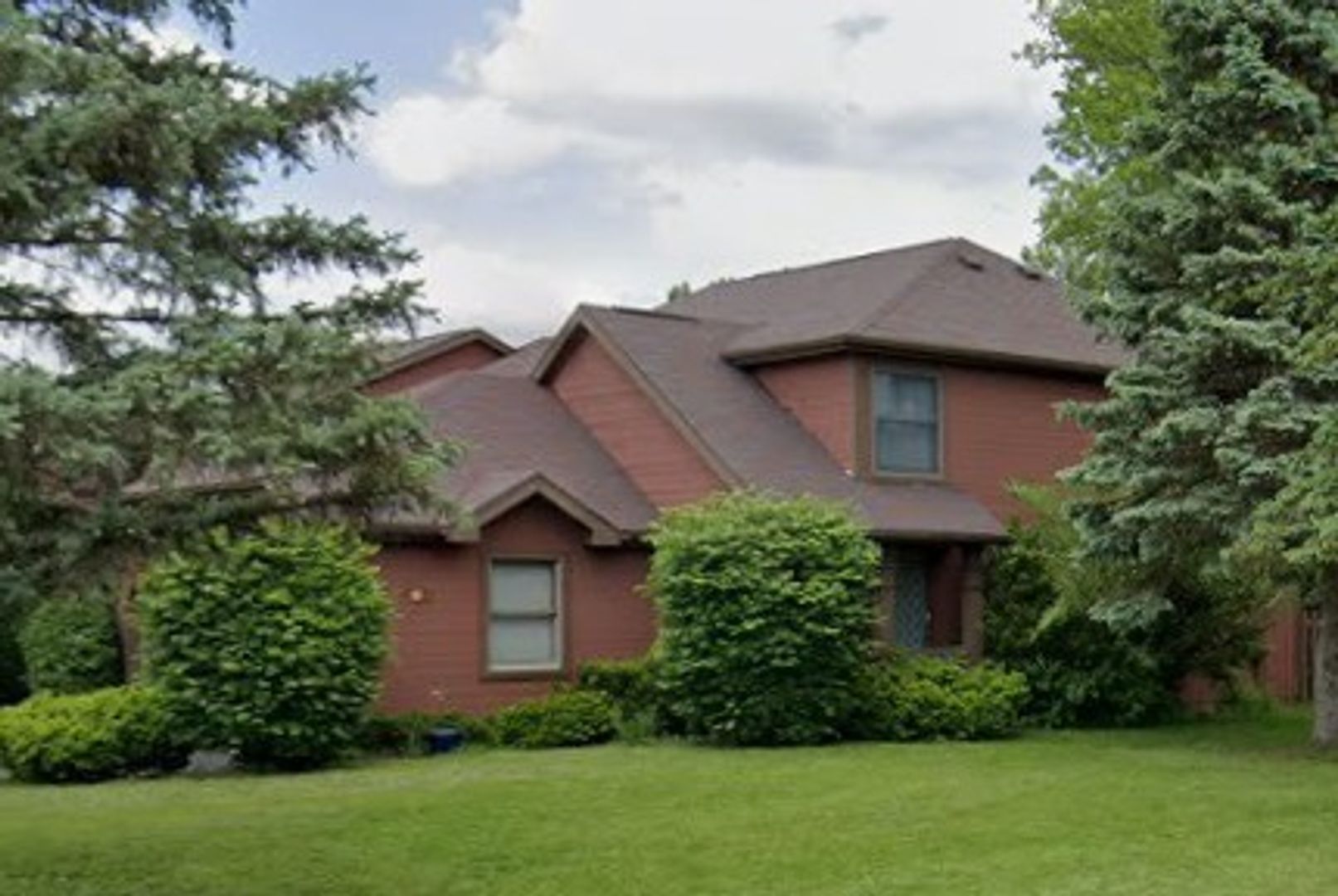 Fairport House: 71 Broxbourne Dr